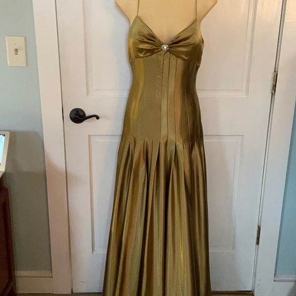 Mauri Simone Dresses & Skirts - Mauri Simone gold drop waist gown Sz 8